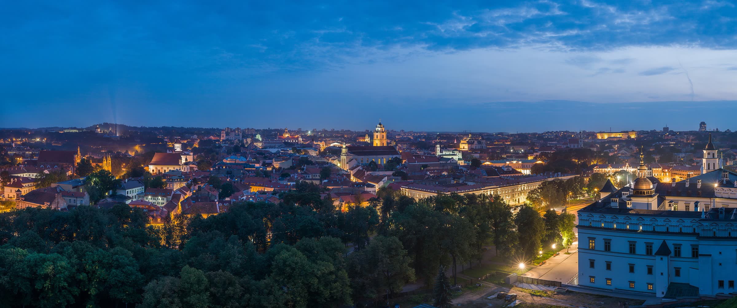 Vilniaus senamiesčio panorama mėlynąją valandą